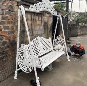 Xích đu màu trắng