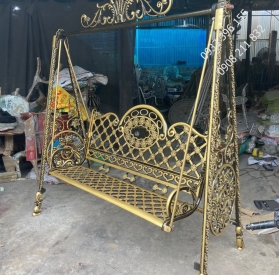 Xích đu màu vàng đồng