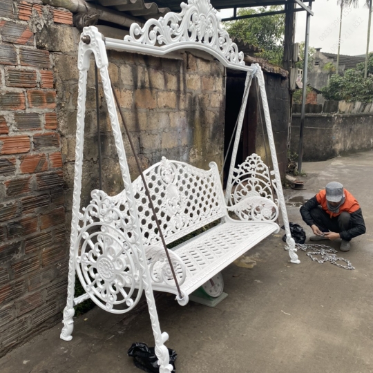 Xích đu màu trắng