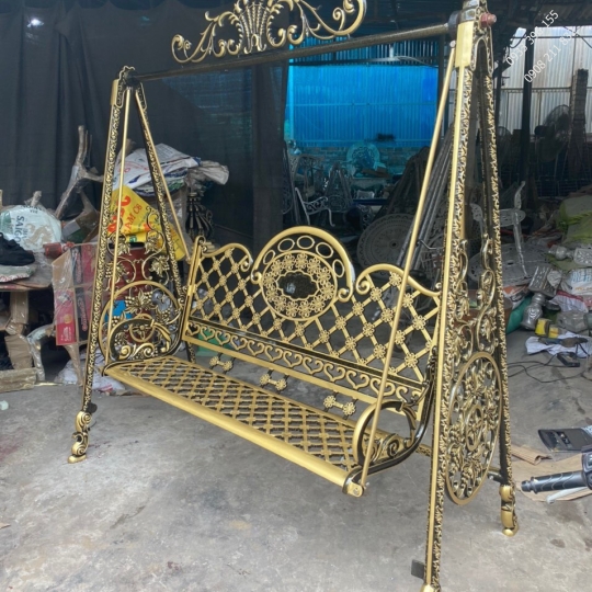 Xích đu màu vàng đồng